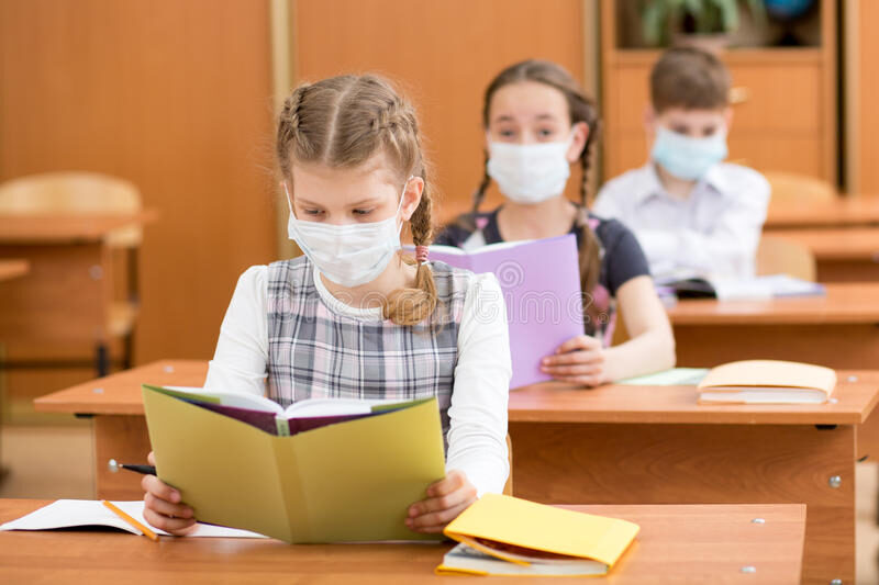instruisez-les-enfants-avec-le-masque-de-protection-contre-le-virus-de-grippe-à-la-leçon-33865944.jpg